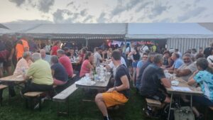 Tout le monde profite de la soirée